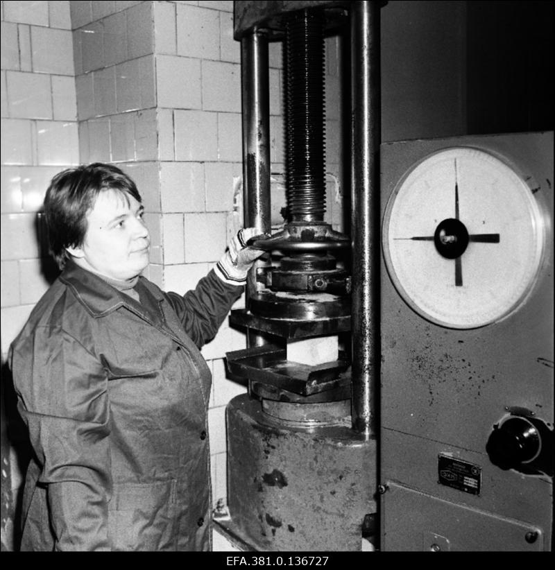 Narva Raudbetoontoodete Tehase laborant N. Kalinitševa katsetab betooni tugevust.