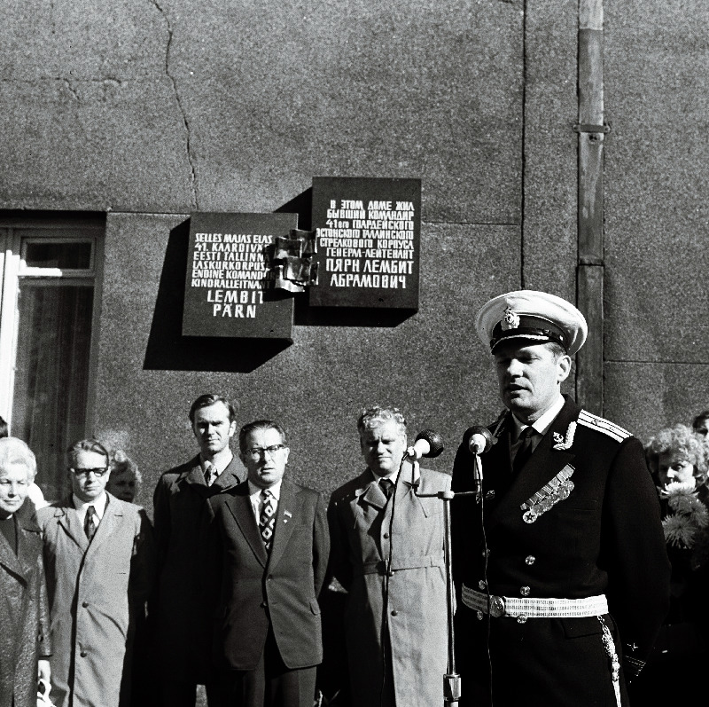 Kindralleitnant Lembit Pärna memoriaaltahvli avamise pidulikul miitingul Tõnismäe tänavas kõneleb 3. järgu kapten V. Heinaste. Seisavad paremalt 1. EKP Tallinna Linnakomitee esimene sekretär N. Johanson, 2. Tallinna TSN Täitevkomitee esimees Ivar Kallion, 3. ELKNÜ Keskkomitee esimene sekretär I. Toome.