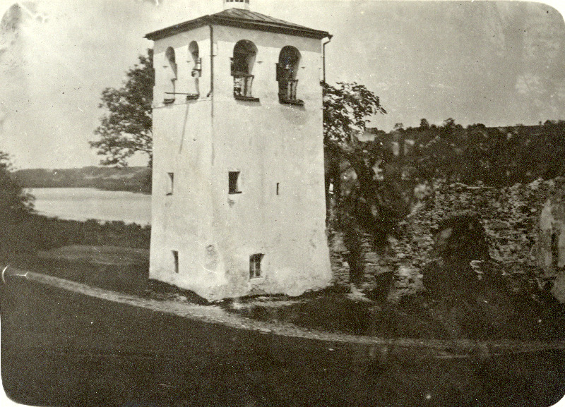 Mõla kloostri varemed, vasakul kloostri säilinud kellatorn.