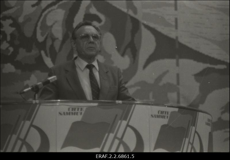 Rahvarinde I kongress Linnahallis. Kõnepuldis Arno Köörna