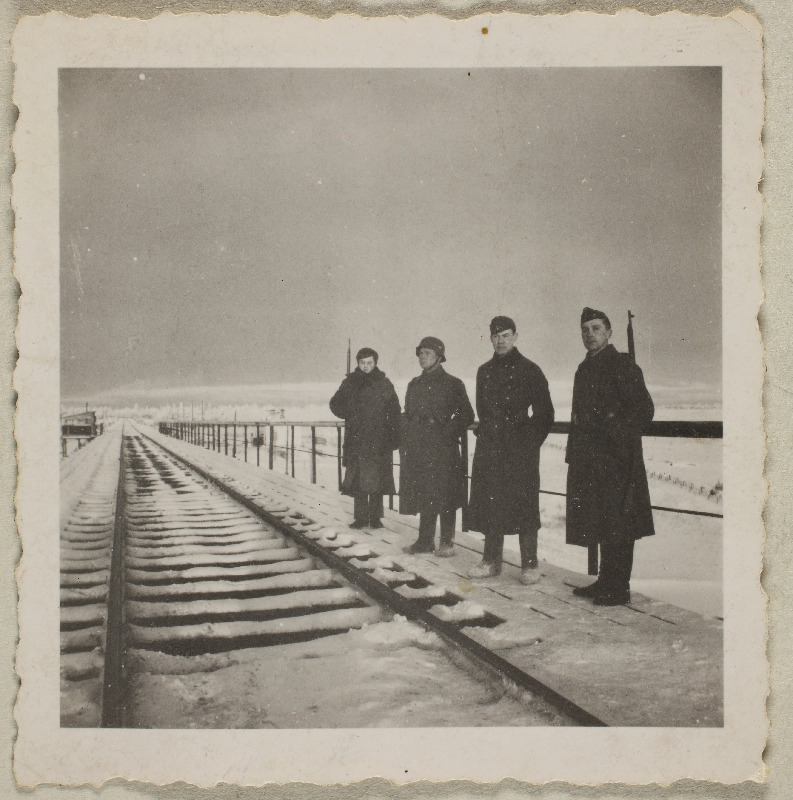 Neli sõdurit talvisel ajal raudteesilda valvamas