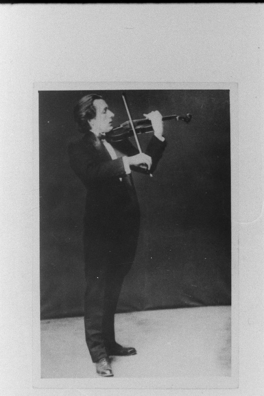 Viiulikunstnik Eduard Sõrmus.