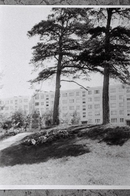 1944. a tapetud Saksa kommunisti Fritz Behni mälestusmärk Mustamäel.