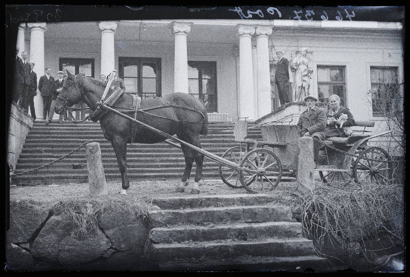 Post naise ja koertega hobuvankris Õisu Piimaasjanduse Kooli (Õisu mõisa) trepi ees, (foto tellija Post).