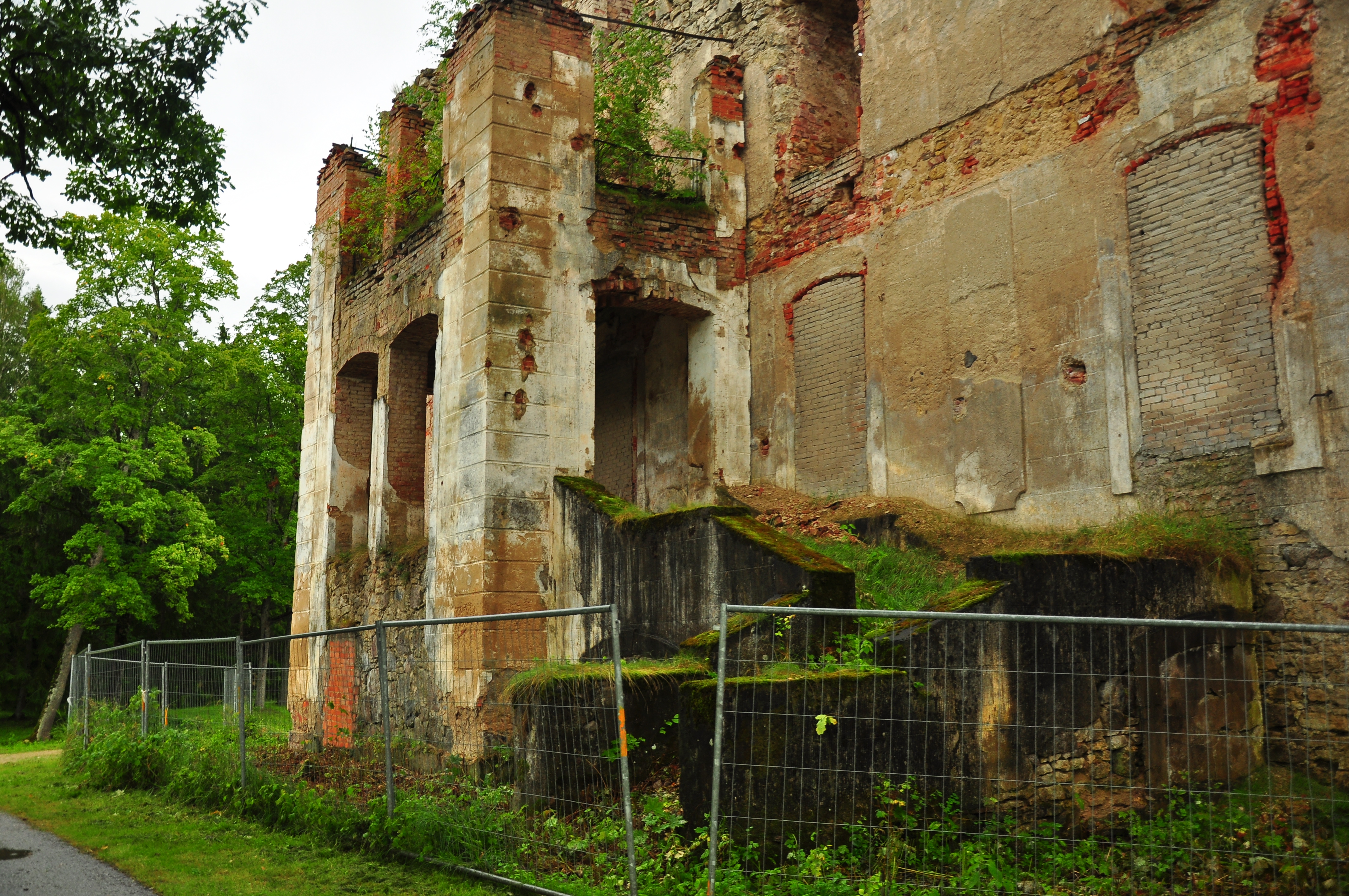 Varemed1 - Põltsamaa linnuse varemed vallikraaviga