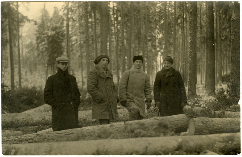 Raudtee-ettevõtte juhtkond Kõrkküla metsas