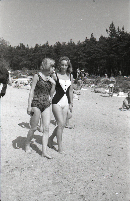 Päevitajad Pirita rannas.