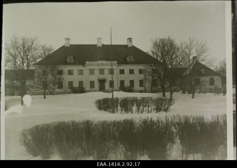 Valkla (Wallküll). Klaasnegatiiv mõisahoone fassaadist. Kõrval näha väiksemaid hooneid. Samal alusel kolme noore neiu portree. Fotograafi nimi loetamatu, pildistatud Tallinnas.