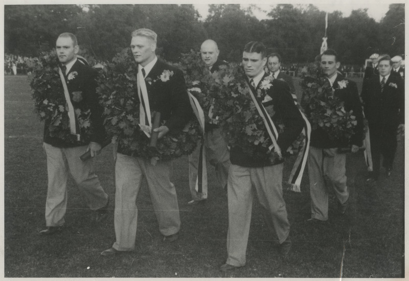 Tammepärgadega dekoreeritud olümpiavõitjad lahkuvad staadionilt