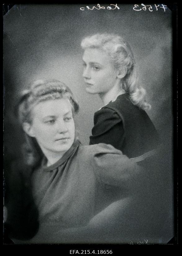 Õed Endla (vasakul) ja Õie Kodres.