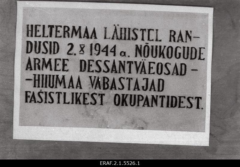 Mälestuskivi Heltermaa lähistel 2. oktoobril 1944. aastal randunud Nõukogude armee dessantväeosadele. Tekst mälestuskivil.