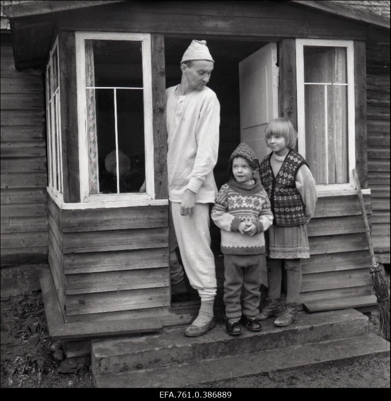 Filmi "Äratus" filmimine. Arvo Kukumägi Kaarel Petersoni osas. Petersonide lapsed.