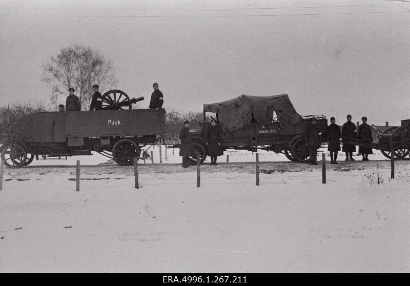 Soomusautode kolonni soomusveok "Puuk" 57 mm kahuriga ja veoauto 76 mm välikahuriga "Vemmal" pärast Vabadussõja lõppu [1920]