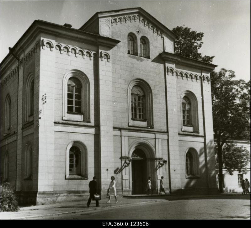 Vaade Tartu Riikliku Ülikooli õpperaamatukogule Kingissepa tänaval.