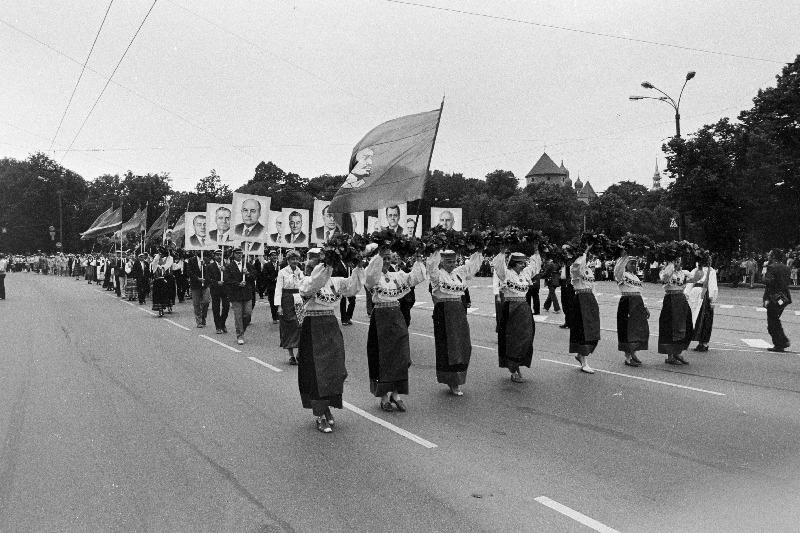 1985.a. Eesti NSV üldlaulu- ja tantsupeost osavõtjate rongkäik.