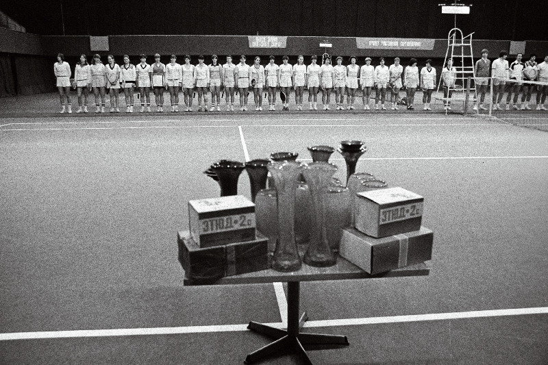 Avatseremoonia Tallinnas "Dünamo" tennisehallis 24. Eesti NSV lahtistel sisevõistlustel tennises ELKNÜ Keskkomitee rändauhindadele.
