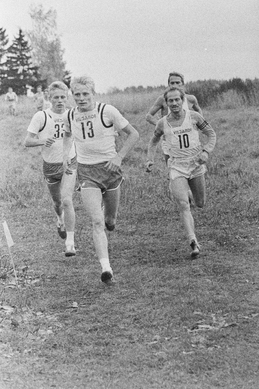 27. ümber Viljandi järve jooksust osavõtja Eesti Põllumajanduse Akadeemia üliõpilane Viljo Emajõe (nr. 13).