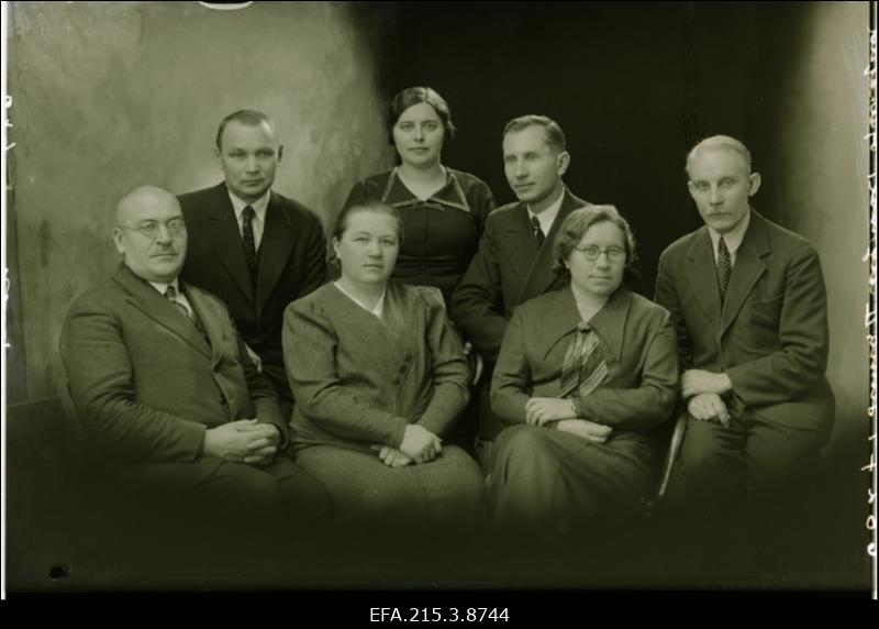 Grupp Viljandi Linna 2. algkooli õpetajaid.