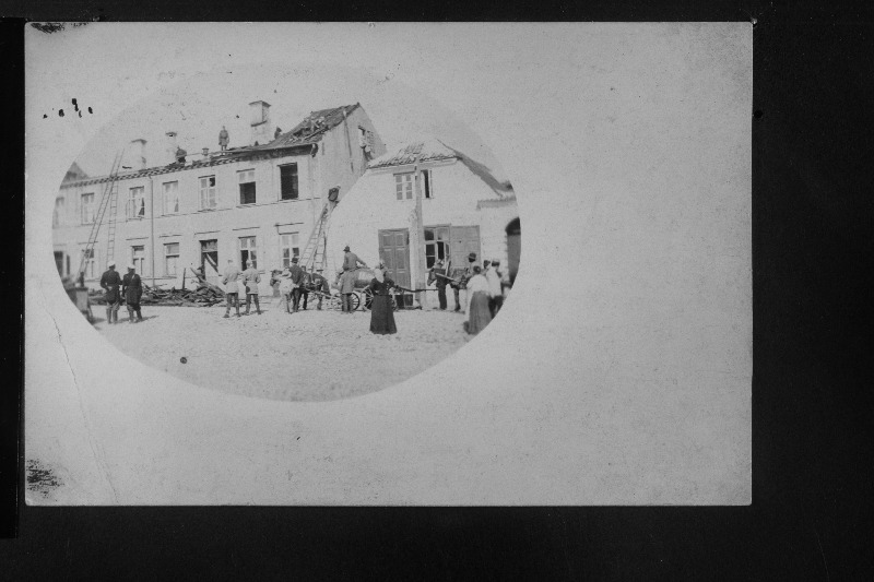 Tuletõrjujad Tartu (Riia tänav 67) põlevat hoonet kustutamas.