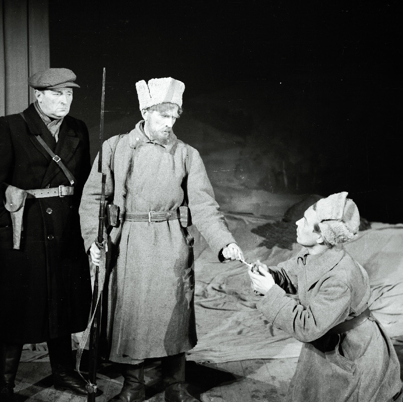 Stseen N. Pogidini näidendist Inimene relvaga. 1. Alfred Rebane, 2. Eduard Tinn, 3. Artur Ots.