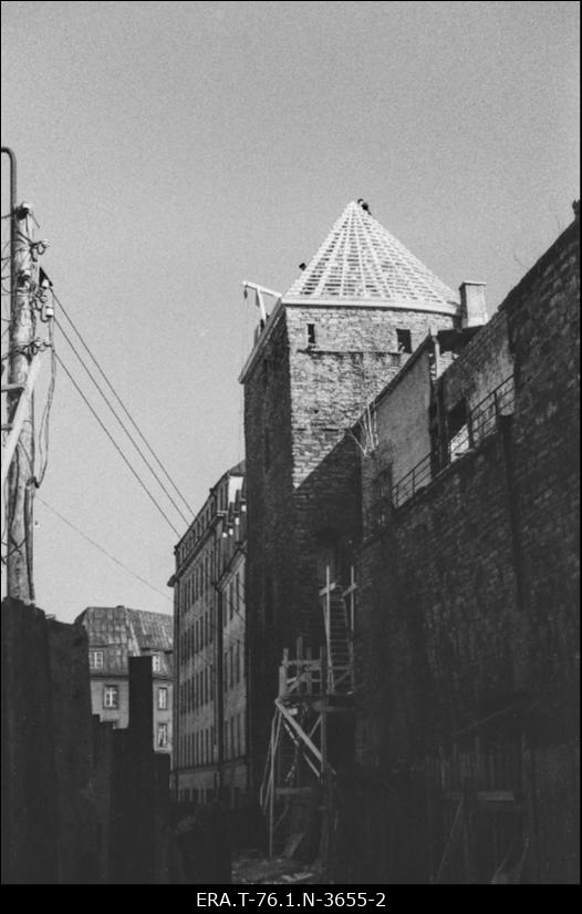 Assauve torn. Vaade tornile Müürivahe tänava poolt peale katuse roovimist ja osalist kividega katmist