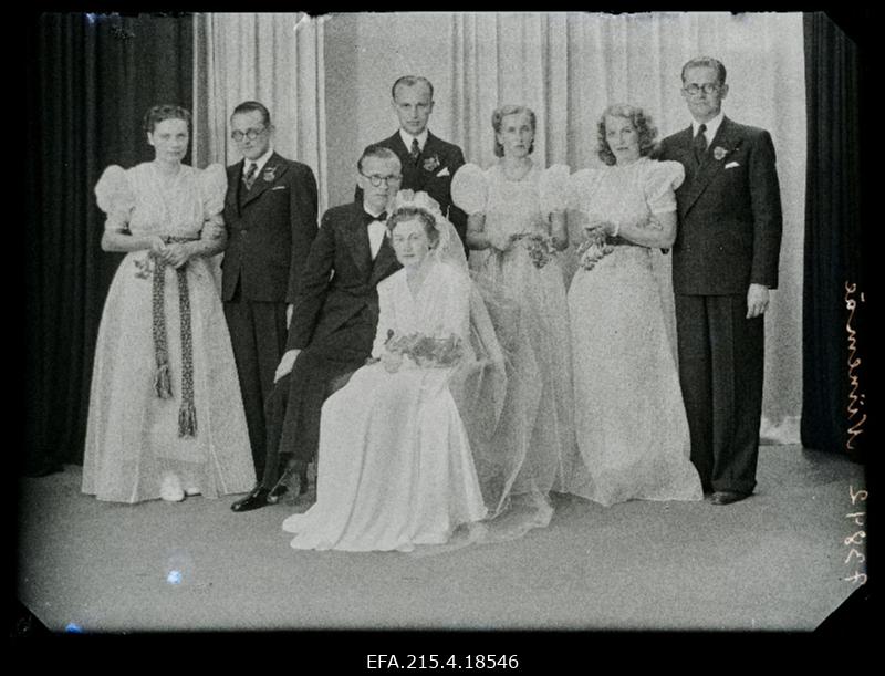 Noorpaar, kooliõpetaja Orest Niinemäe (enne eestistamist Oskar Baumthal) ja Ellen Blandine Niinemäe (neiuna Jams) pulmalistega.