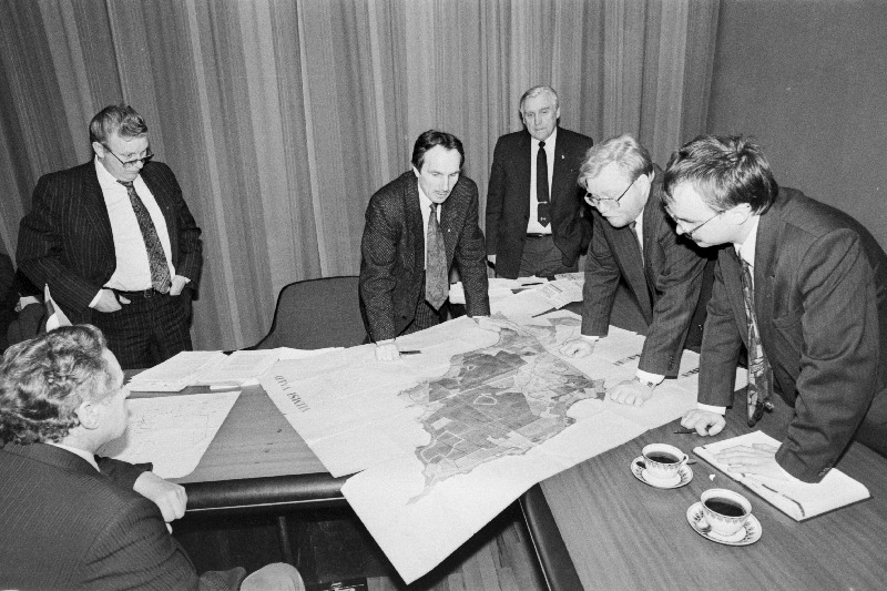 Viimsi vallas külaskäigul viibivale Eesti Vabariigi peaministrile Mart Laarile (paremalt) jagab seletusi vallavanem Ants-Hembo Lindemann.