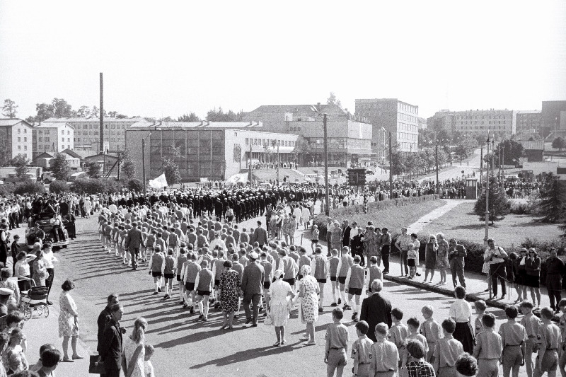 Tartu juubelilaulupeost osavõtjate rongkäik.