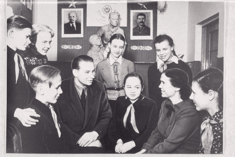 Kirjanikud Vladimir Beekman ja Leida Tigane Tallinna 16. Keskkooli õpilastega kohtumas.