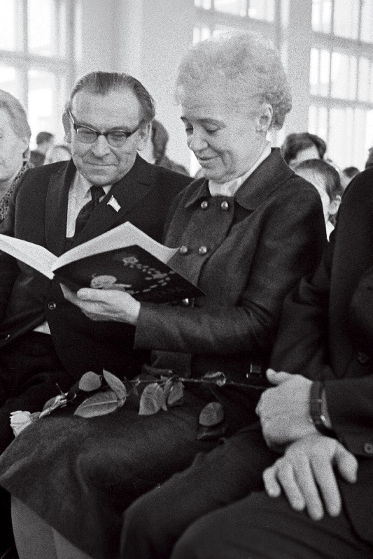 Kirjanik Johannes Semperi 80. sünni-aastapäeva puhul J. Semperi nimelise Tartu 8. keskkoolis toimunud mälestushommikul vestlevad Aurora Semper ja ENSV haridusminister F. Eisen.