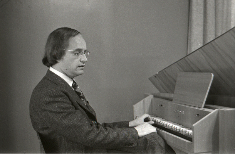 Tallinna Riikliku Konservatooriumi kompositsiooniõppejõud helilooja Jaan Rääts klavessiini taga.
