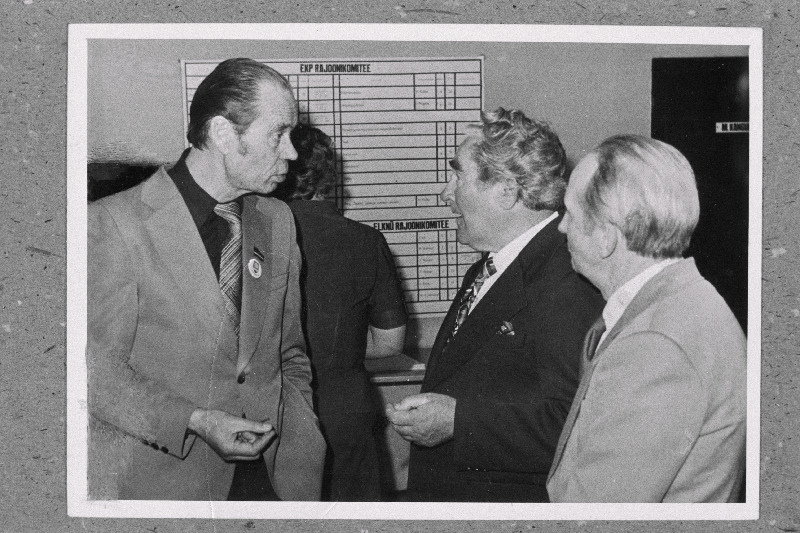 Kunstinädala raames toimunud Suure Isamaasõja veteranide kohtumisel kunstnikega EKP Hiiumaa Rajoonikomitee vestlevad (vasakult) Eesti NSV Kunstnike Liidu juhatuse esimees Ilmar Torn, Juljus Nurst ja Vjatšeslav Vakker.