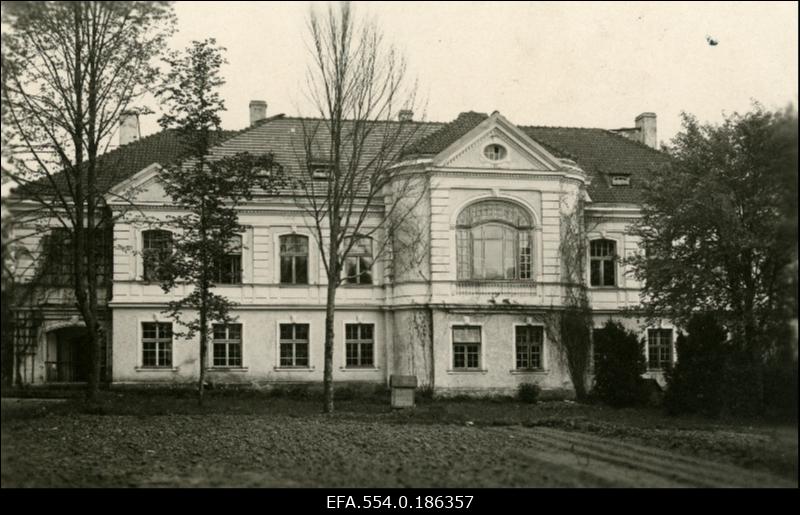 Kärstna 6-kl algkool endises Kärstna mõisa härrastemajas.