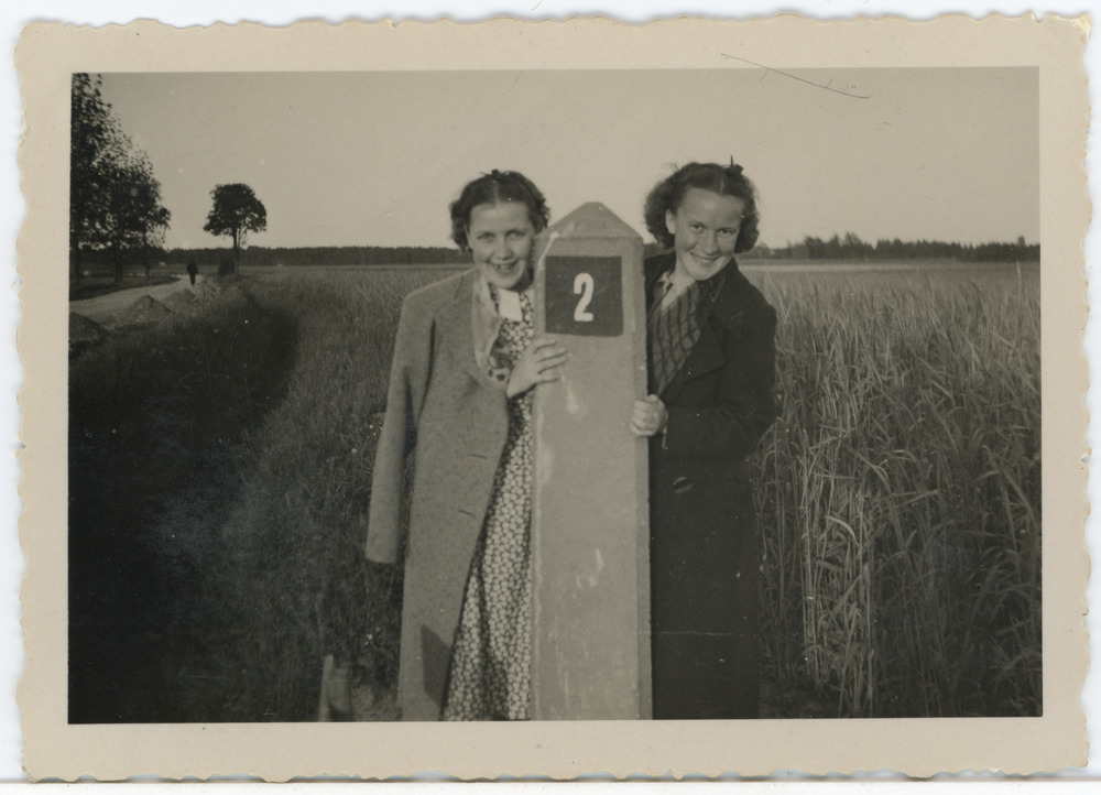 Kaks naist kilomeetriposti juures