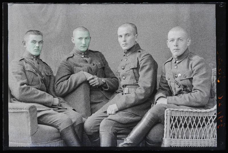 Grupp sõjaväelasi, (foto tellija Saar).