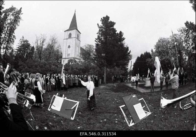 Kullamaa ausamba avamine.