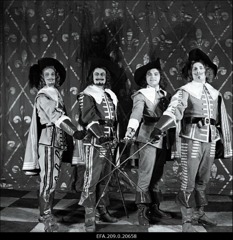Stseen A. Dumas romaani Kolm musketäri dramatiseeringust. Vasakult Aramis - Ervin Abel, Athos - Erich Jaansoo, D´Artagnan - Rein Aren, Porthos - Aksel Orav.