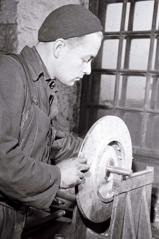 Tallinna Masinaehitustehase lukksepp Alfred Rajando.