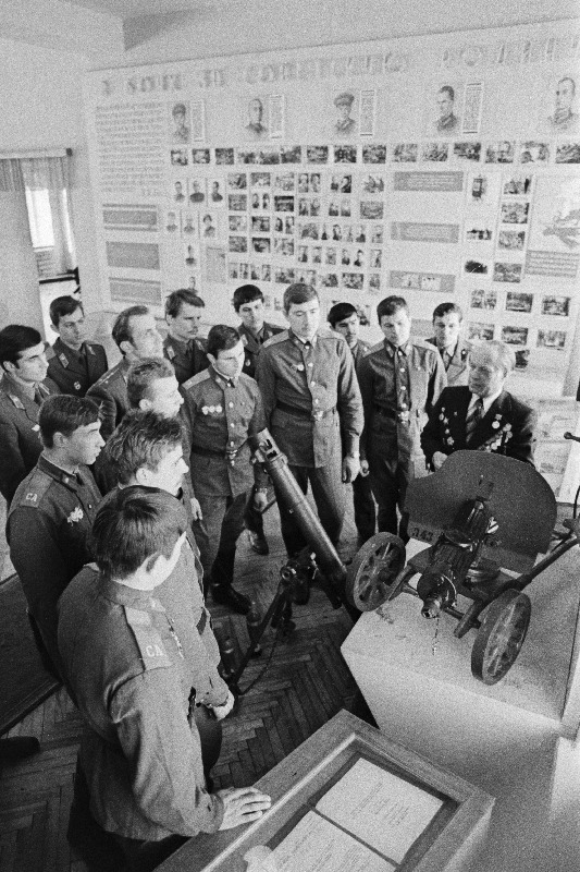 Suure Isamaasõja veteran Ivan Legostajev tutvustab noorsõduritele A. Matrossovi memoriaalmuuseumi eksponaate.