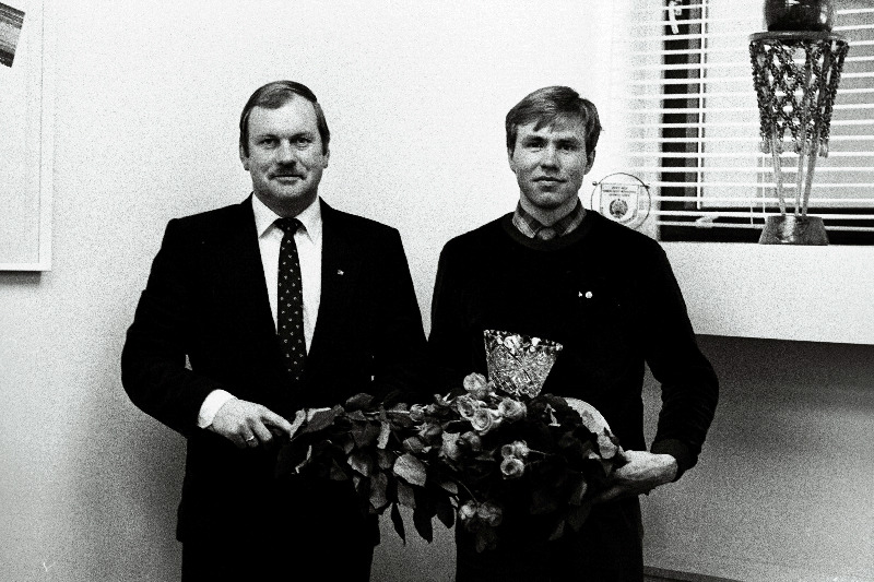 Murdmaasuusataja Jaanus Teppan (paremal) koos oma treeneri Tõnu Kinksiga Eesti NSV Spordikomitee korraldatud vastuvõtul Pirital.