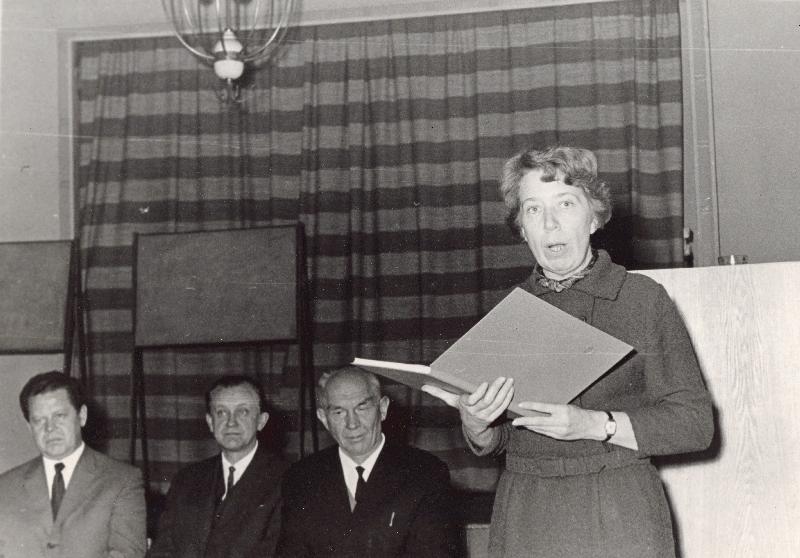 Eesti Geograafia Seltsi pidulikul üldkoosolekul Teaduste Akadeemia saalis (Sakala 3) loeb seltsi teadussekretär Laine Merikalju ette seltsi aukirja saajaid; presiidiumis (vasakult) Jüri Selirand, seltsi esimees Vello Tarmisto ja aseesimees Endel Varep.