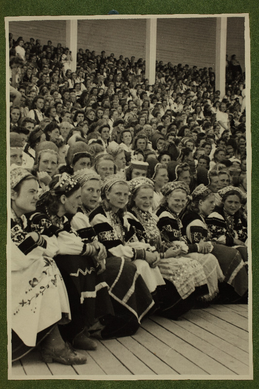 Segakoorid 12. üldlaulupeo kontserdil Tallinna laululaval.