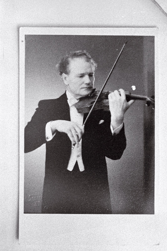 Eesti NSV teeneline kunstnik, viiuldaja Hugo Schüts.