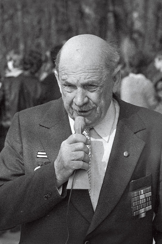 Võidupüha puhul toimunud rahvamatkast "Võidusaluut XXXVIII" osavõtjatele kõneleb partei-, revolutsiooni- ja sõjaveteran Heinrich Gustavson.