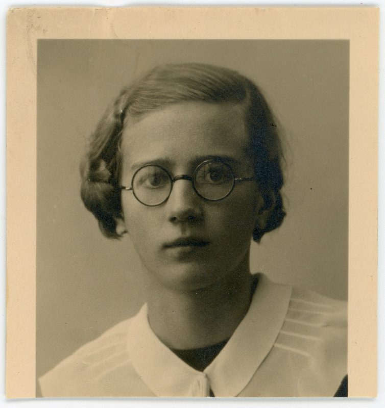 Ast, Iris, sünd 1917. Portreefoto välispassi saamiseks esitatud avalduse juurde