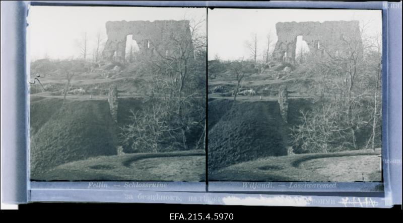 Vaade Viljandi ordulinnuse suure müüri varemetele.