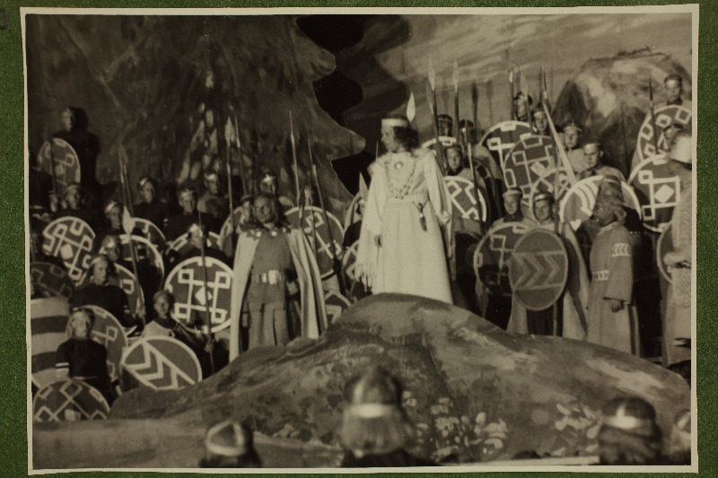 Leo Kalmeti lavastatud vabaõhuetendus "Lembitu" Juhan Sütiste draama "Ristikoerad" ainetel Tallinna laululaval.