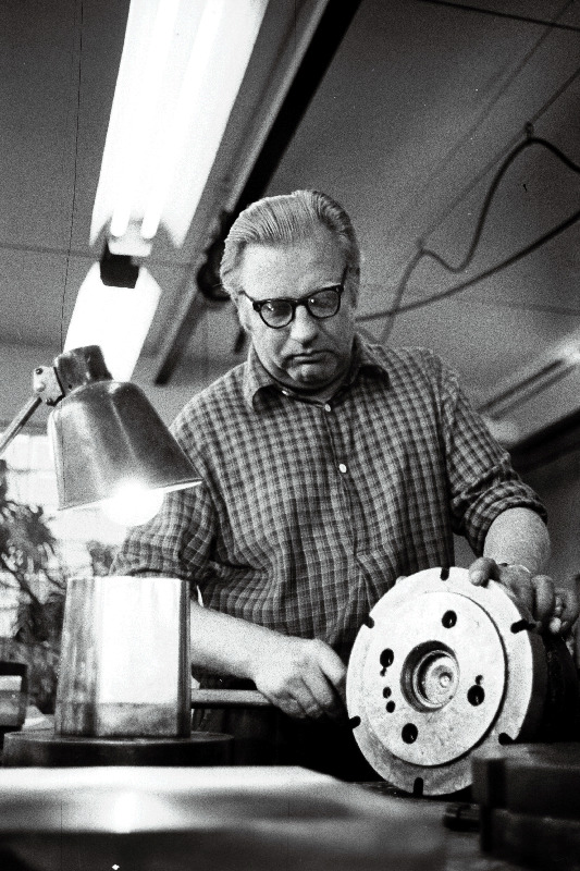 Vabriku "Salvo" remondi- ja mehaanikatsehhi tööriistalukkseppade brigadir Evald Siem.