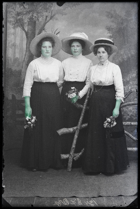 Grupp naisi, vasakult 1. Org.