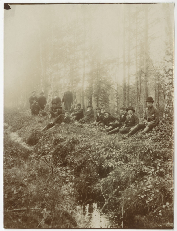 Määratlemata isikud metsas
